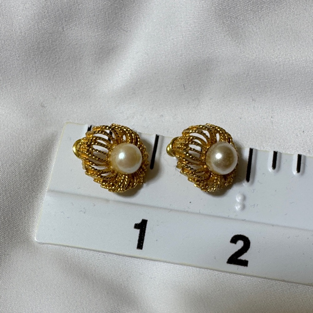 Elegant Gold and Pearl Earrings - Picture 3 of 10